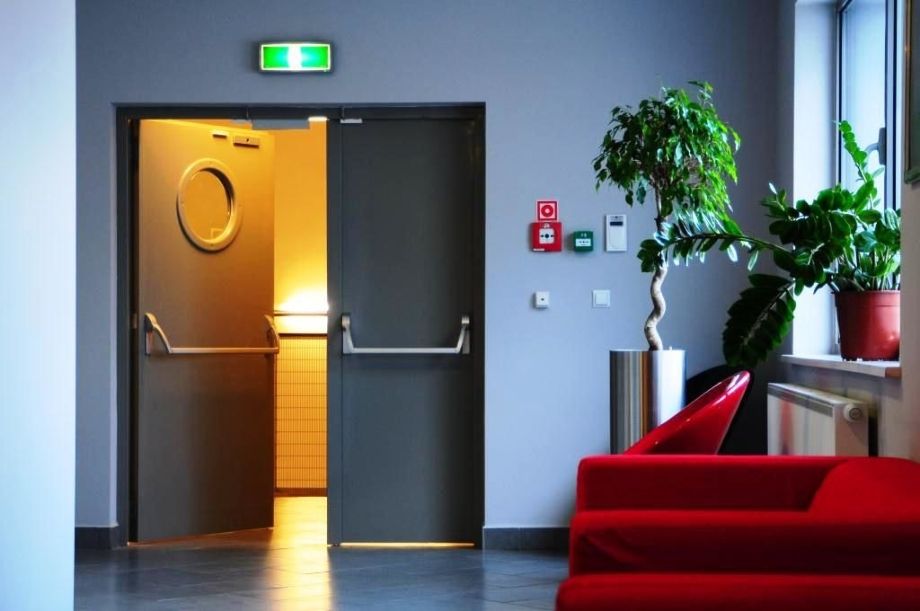 Из чего делают противопожарные двери?