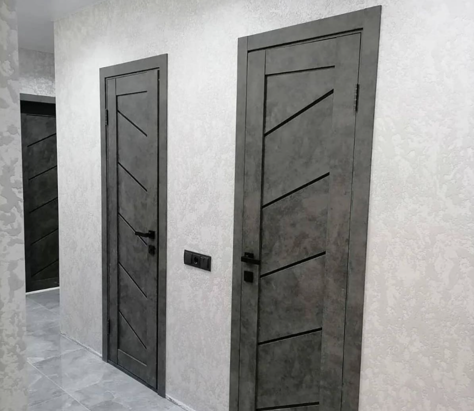 Темные двери с текстурой бетона: современное решение для лофта.