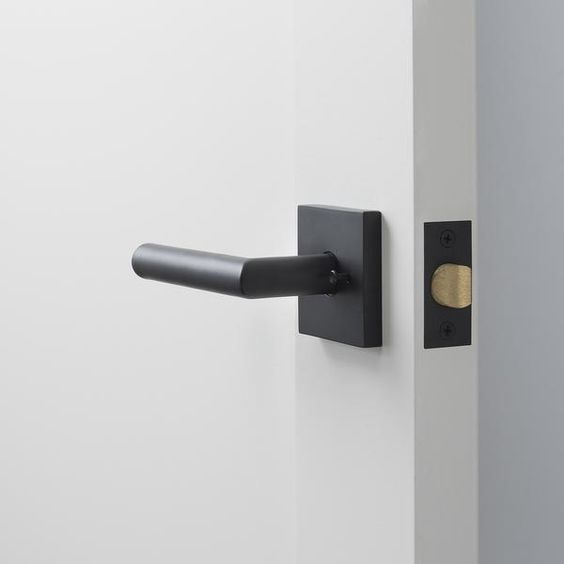 Как подобрать ручки для белых дверей?