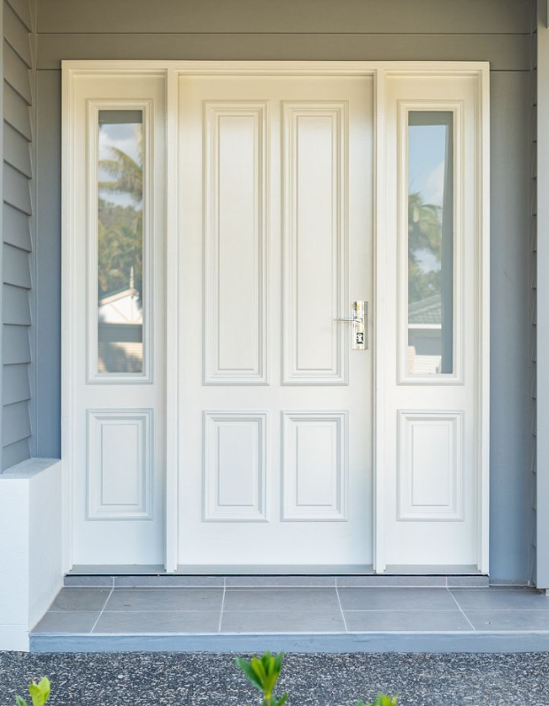 Входные двери в светлых оттенках: легкость снаружи и внутри.
