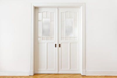 Чем покрасить белую дверь?