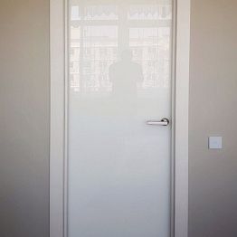 Белые глянцевые двери: элегантность в каждом движении.